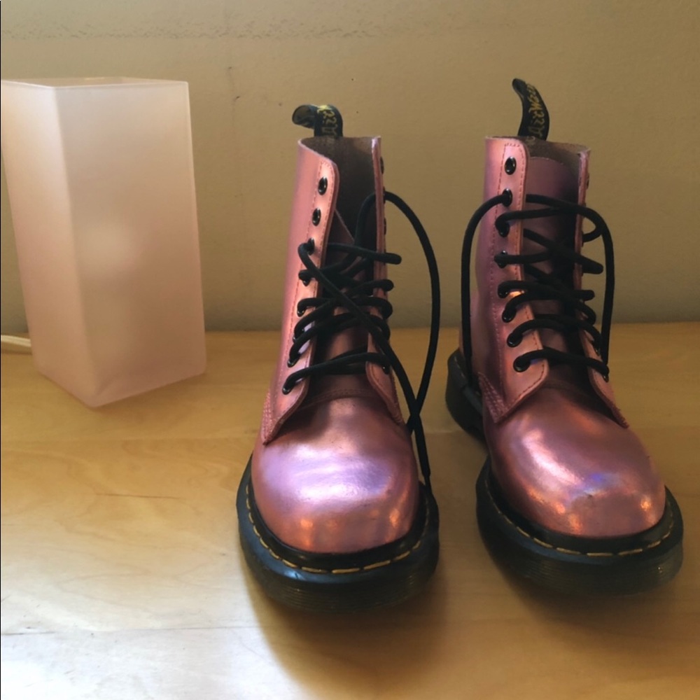 Doc Martens Pascal 8-Eye Metallic pink boot